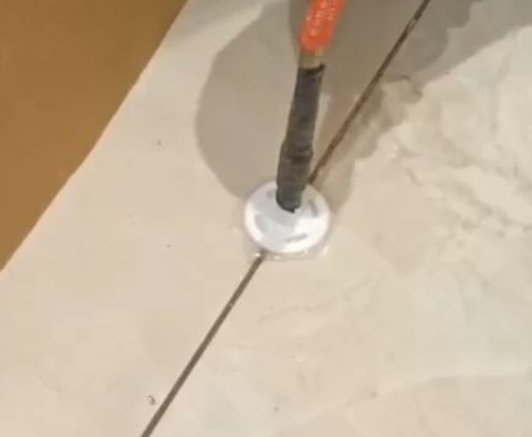 兴城瓷砖空鼓维修公司专业解答瓷砖在铺贴过程中，如果没有涂抹均匀到位的粘结材料（如水泥砂浆或瓷砖胶），可能会导致以下问题