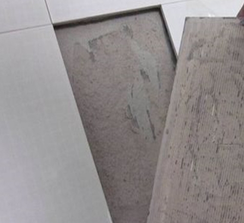 兴城瓷砖空鼓维修公司分享瓷砖铺贴时如果打浆（即涂抹在瓷砖背面和基层上的砂浆或瓷砖胶）过少，会带来以下问题